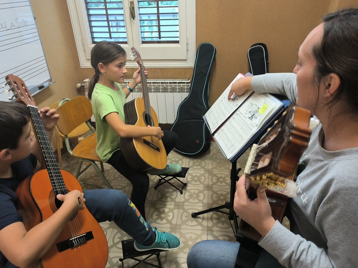 EMMValls's tweet photo. El dia a dia de l'escola amb les classes d'instrument.
#Vivimlamúsica ! https://t.co/R1UO9MrsVL