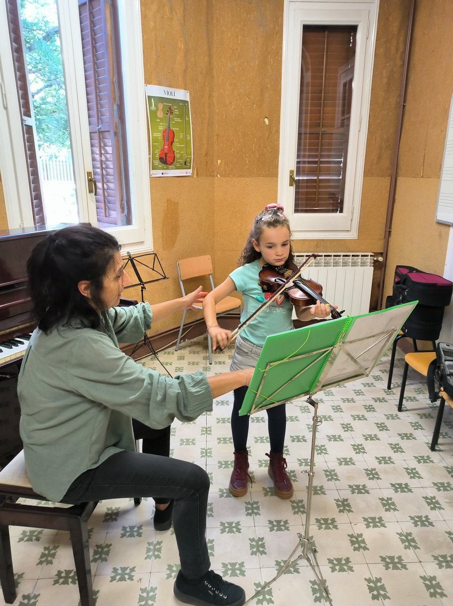 El dia a dia de l'escola amb les classes d'instrument.
#Vivimlamúsica !