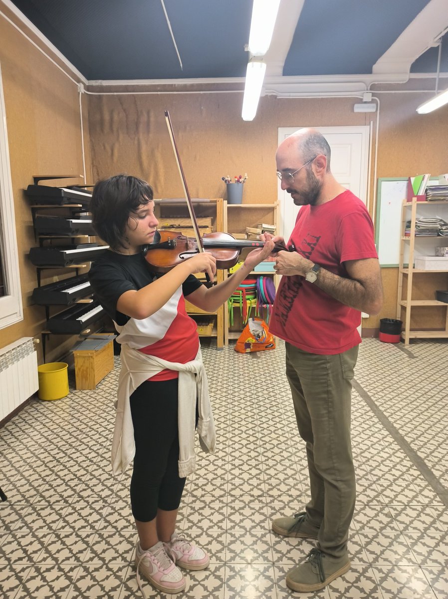 EMMValls's tweet photo. El dia a dia de l'escola amb les classes d'instrument.
#Vivimlamúsica ! https://t.co/R1UO9MrsVL