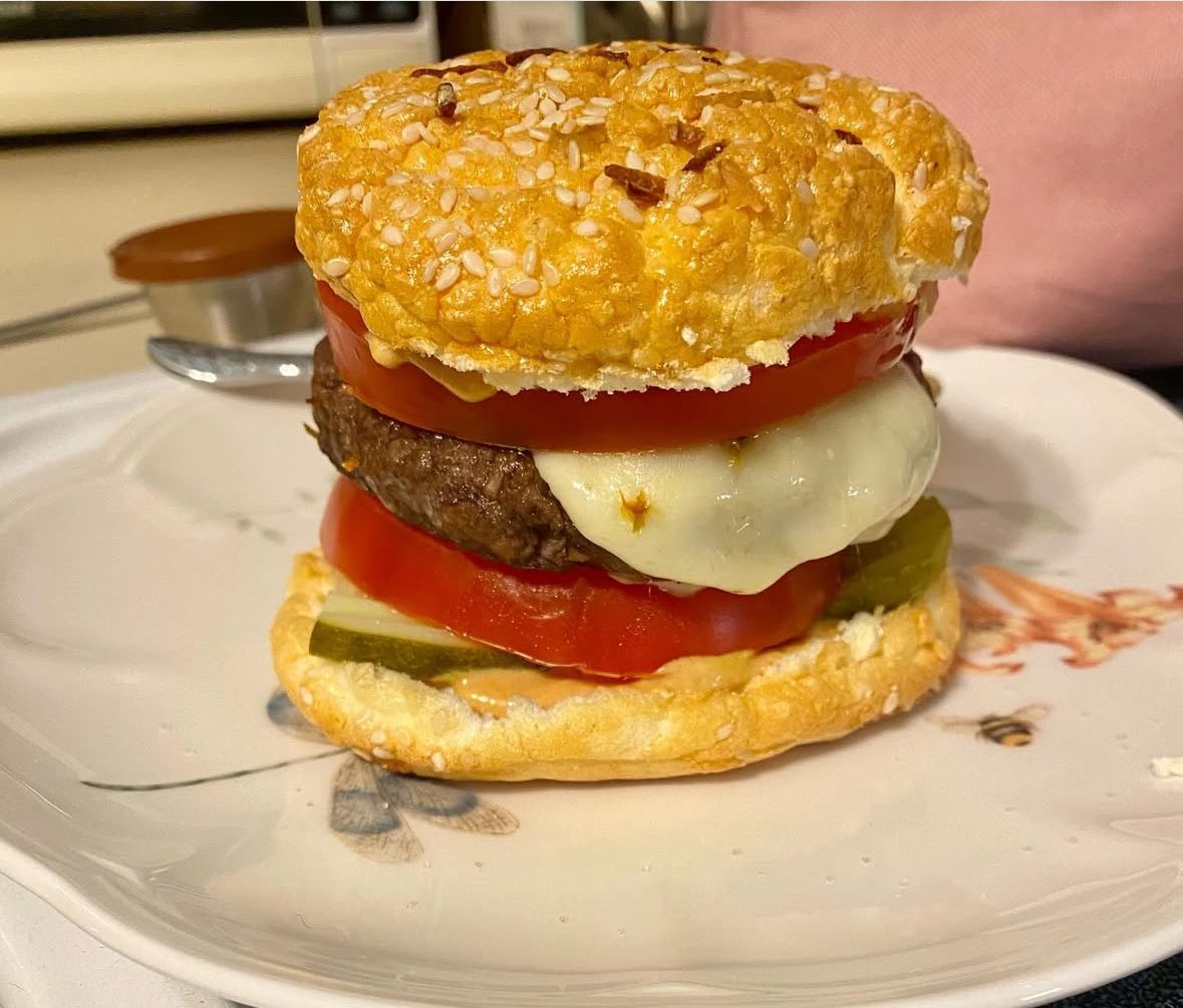MariaEmmerich's tweet image. An awesome fan made my carnivore bagel recipe into hamburger buns 🍔 

Doesn’t it look DELICIOUS 🤤? 

#burgerlover #proteinbread #protein