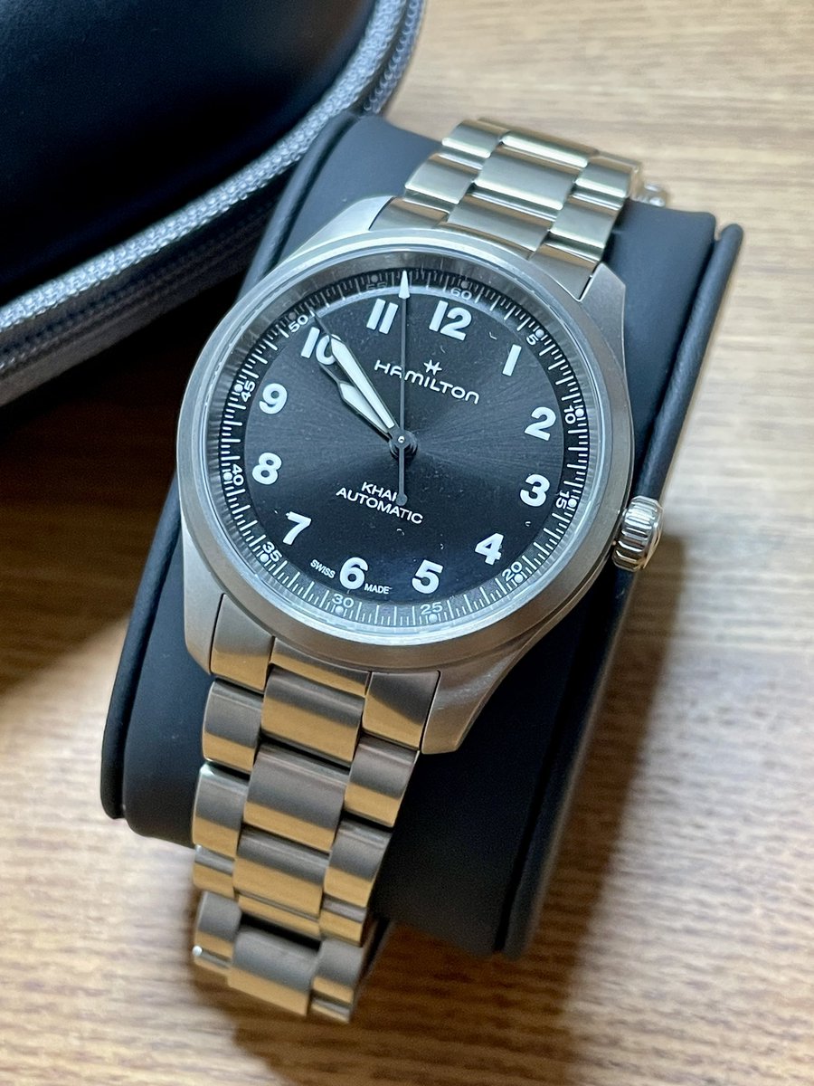 Engineered Garments × Hamilton

自分の腕にぴったりの36mmケース、
軽くややグレー味がEGらしいチタン製、
自分とEGの生まれ年と合わせ1999本限定。

これは買うしかなかったです👍
カジュアルに色んな場面で気兼ねなく使えそうです。

#engineeredgarments
#hamilton