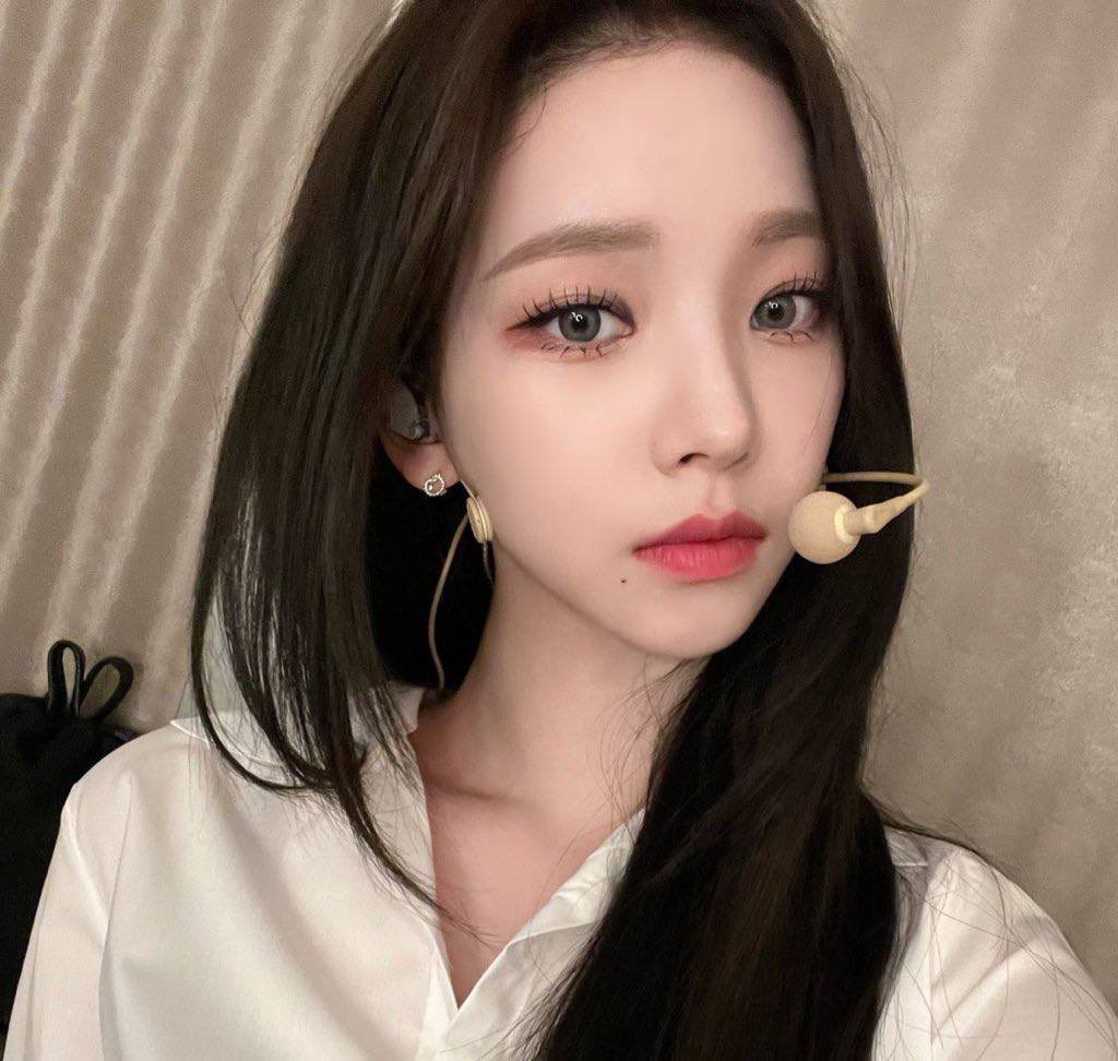 kmjazi's tweet photo. Take a Chance with Me — a #winrina au

Wherein the twins, Noir and Blanc, ask a stranger in a bar who they'd rather date, unaware she was the most popular STRAIGHT girl at their university.

“Well, we were wondering, who would you rather date between us?” https://t.co/npjuusgtY7