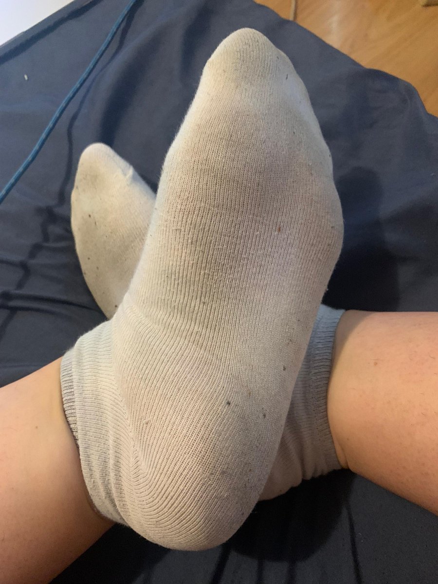 CCompagie's tweet photo. Je me demandais ce qui sentait comme ça … ah beh ce sont mes chaussettes! Viens les admirer en live ! Prêtes à l’envoi ☺️🧦 https://t.co/XlIjkVuuIC https://t.co/0zBaZhXs7a