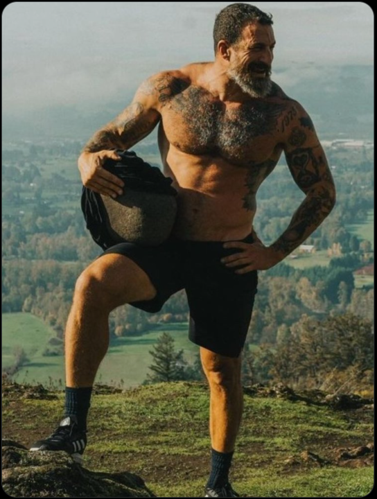 CraigBrockie's tweet photo. I bet my mortgage this tattooed gorilla can reduce your stress by 50% before you finish reading this thread.

Meet Stanford professor and eccentric neuroscientist Dr. Andrew Huberman.

Discover his top 8 ways to murder your stress and optimize your brain function 🧵👇 https://t.co/ZSwcLrhlUS