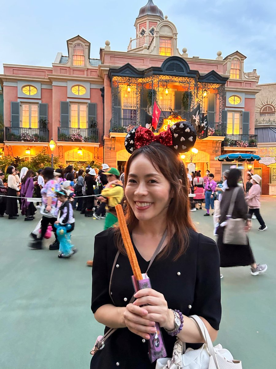 holisticholy's tweet photo. 10年ぶりにディズニーランドに
行ってきました。

アプリで混み状況がわかったり
ファストパスの有料化などなど
かつての記憶との違いが多すぎて
戸惑いました

やはり夢の国はサイコーでした！ https://t.co/s2eRWSlbA3