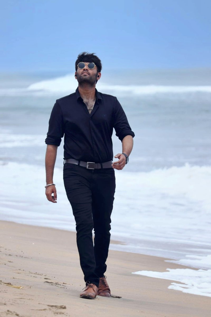 Shyam_Prasad_KR's tweet photo. #Black is the Elegant #Intersection of #Class &amp; #Mass ♠️♠️♠️
📸 @TrojanYog @Yogesh_Krish_yk #Yogesh #YogeshKrish

#YokVisuals #Photoshoot #Photography #BeachPhotography #BeachPhotoshoot
#Black #ShyamPrasad #Indian2 #Vettaiyan #ThazhThiravaa
#ActorShyamPrasad https://t.co/SoI7FFcKZE