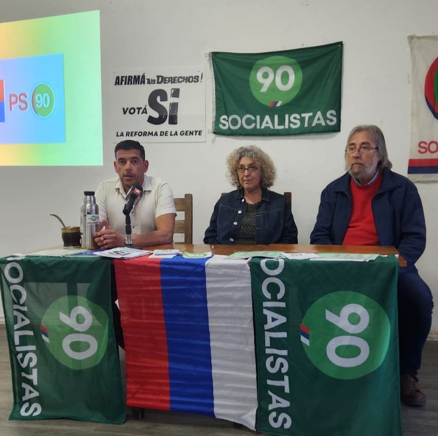 Socialistas90's tweet photo. 👉 Ayer en Minas el compañero Gustavo González y el compañero @PabloFuentes90 con otras compañeras y compañeros conversaron sobre el plebiscito de la seguridad social y la importancia que tiene para las trabajadoras y los trabajadores.

🟢 Que la desigualdad no te dé igual. https://t.co/gj5k7MsfP8