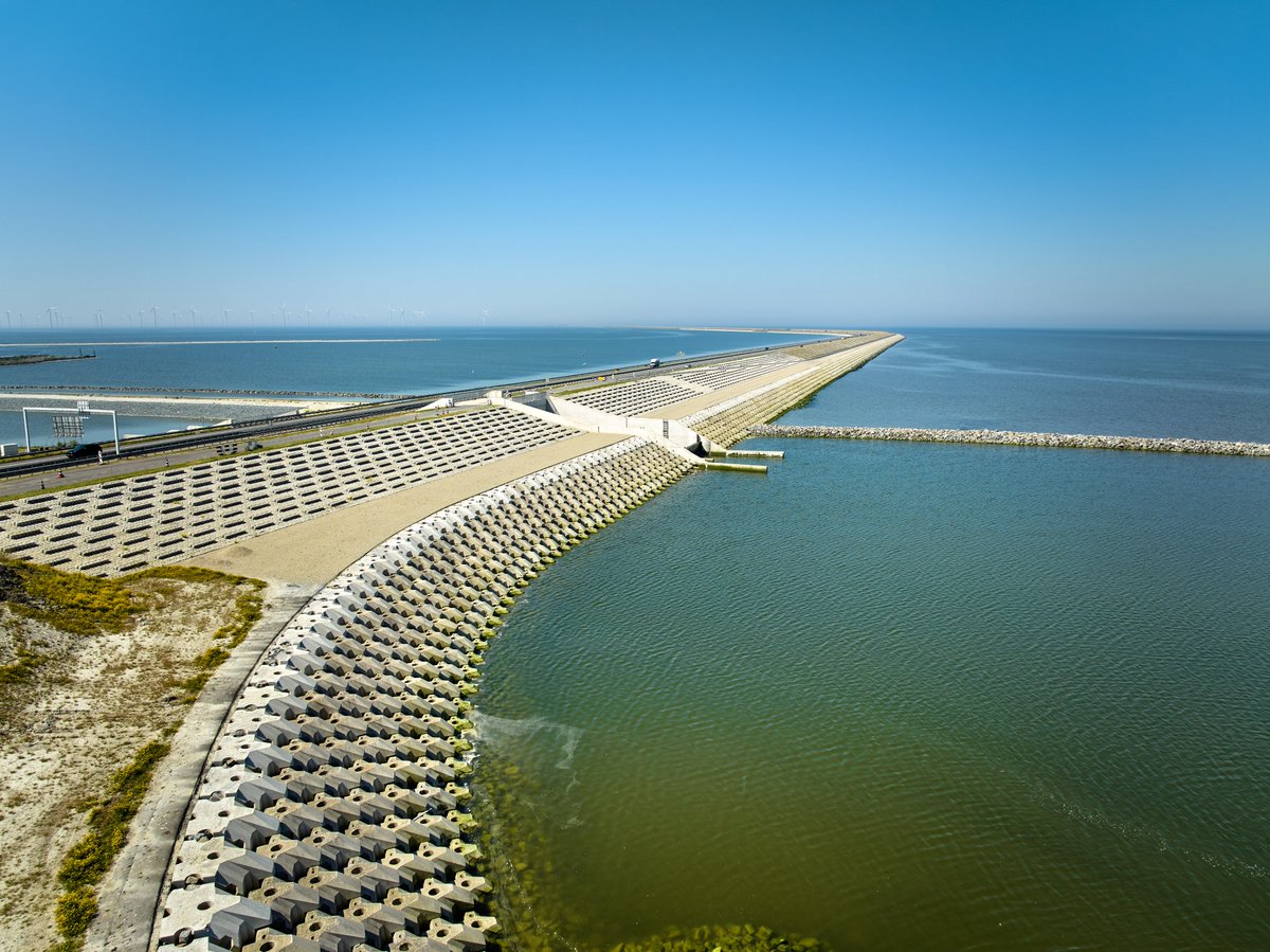 deafsluitdijk's tweet photo. 🌍 De Afsluitdijk: een goed voorbeeld van een infraproject met aandacht voor ecologie! Ecologen en waterbouwers uit Europa kwamen daarom kijken hoe wij met klimaateffecten omgaan en tegelijk de biodiversiteit versterken. Trots om een pilotproject te zijn! #INTERREG #MANABAS https://t.co/CZnQN1aaJz