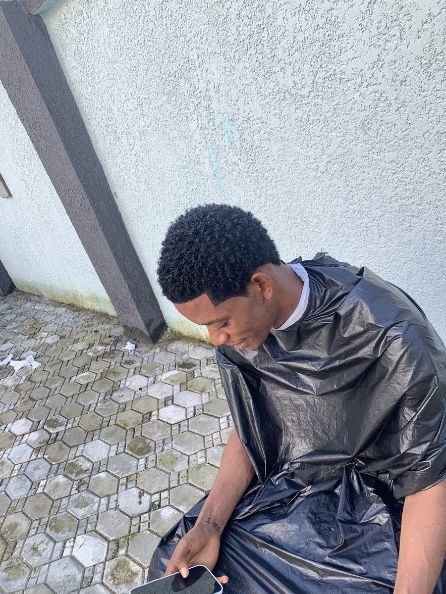 OnlyOneBarberYo's tweet photo. E sharp abi e no sharp??๐โ๏ธ
Dm for home service
#that_tall_barber ๐๐
#barber_yo ๐๐ฝโโ๏ธ๐๐ฝโโ๏ธ
#top_notch ๐๐พ๐๐พ
#stay_woke ๐๐
#thattallbarber #barberyo https://t.co/uh6Y44ynm4