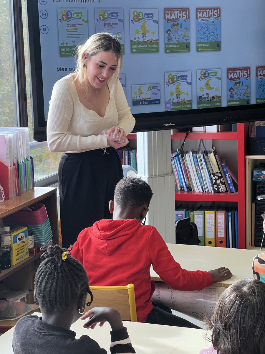 Mardi, le maire a remis deux #AdaptaBox à l'école élémentaire Mondor. Ce dispositif, conçu par Audrey Tatry, fondatrice de @eiptous, offre des outils pour faciliter l'apprentissage des enfants, qu'ils soient en situation de handicap ou non.