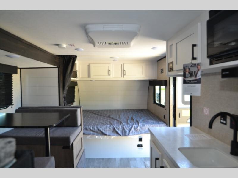 Hamiltons_RV's tweet photo. 😎 Perfect for a weekend getaway with the family! 🍂 https://t.co/lbCDHWXwa4 The New 2024 Jayco Jay Flight SLX 184BS sleeps 5, 22 ft, &amp; 3,420 lbs! Featuring 1 slide, bunk beds, &amp; a 10' electric awning. Rake in the Savings, for a limited time $18,990!
#HamiltonsRV #Nature #Family https://t.co/cZSPSGvPK6