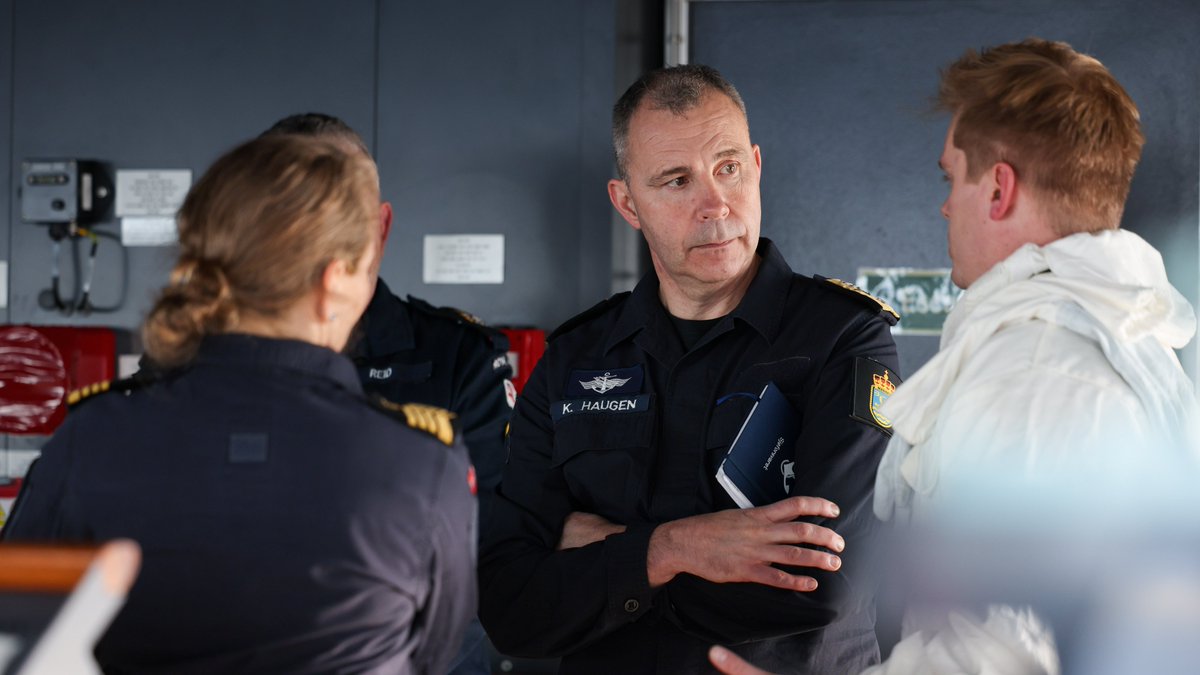 DefenceOps's tweet photo. A superb start to Exercise #StrikeWarrior, Warfare sea training on board @HMSPWLS.
The Ship has welcomed Commodore Kyrre Haugen, Commander of the @Sjoforsvaret  Royal Norwegian Navy's Fleet. Whilst Air defence serials, Flight operations, and scenarios have been drilled.
🇳🇴⚓️🇬🇧 https://t.co/Fnn8xCQGxb