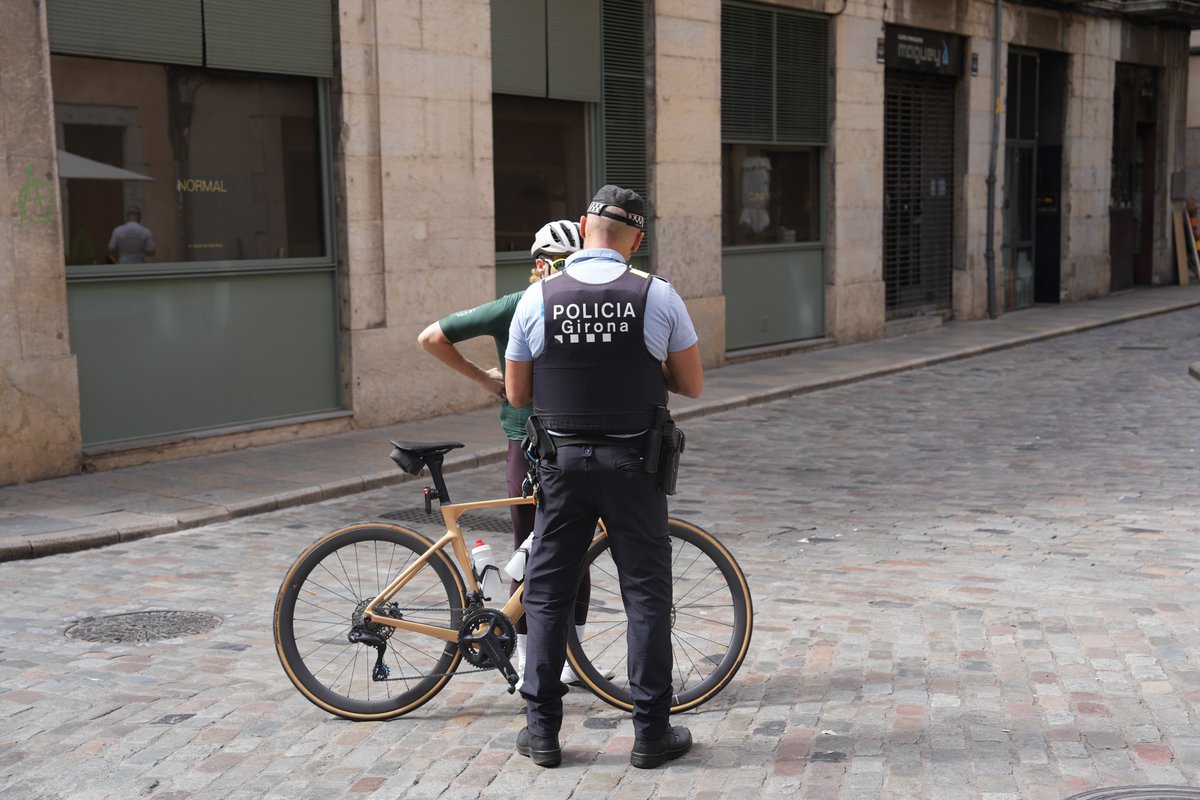 Girona_Cat's tweet photo. 🚔 La @pmgirona ha interposat en un mes 206 multes per infraccions amb bicicleta al Barri Vell i a la resta de la ciutat.

🚲 La campanya forma part del Pla d’acció per garantir la convivència entre vianants i bicicletes a la ciutat.

👉 https://t.co/RSmZrCkGFq https://t.co/wxQg5z6qUY
