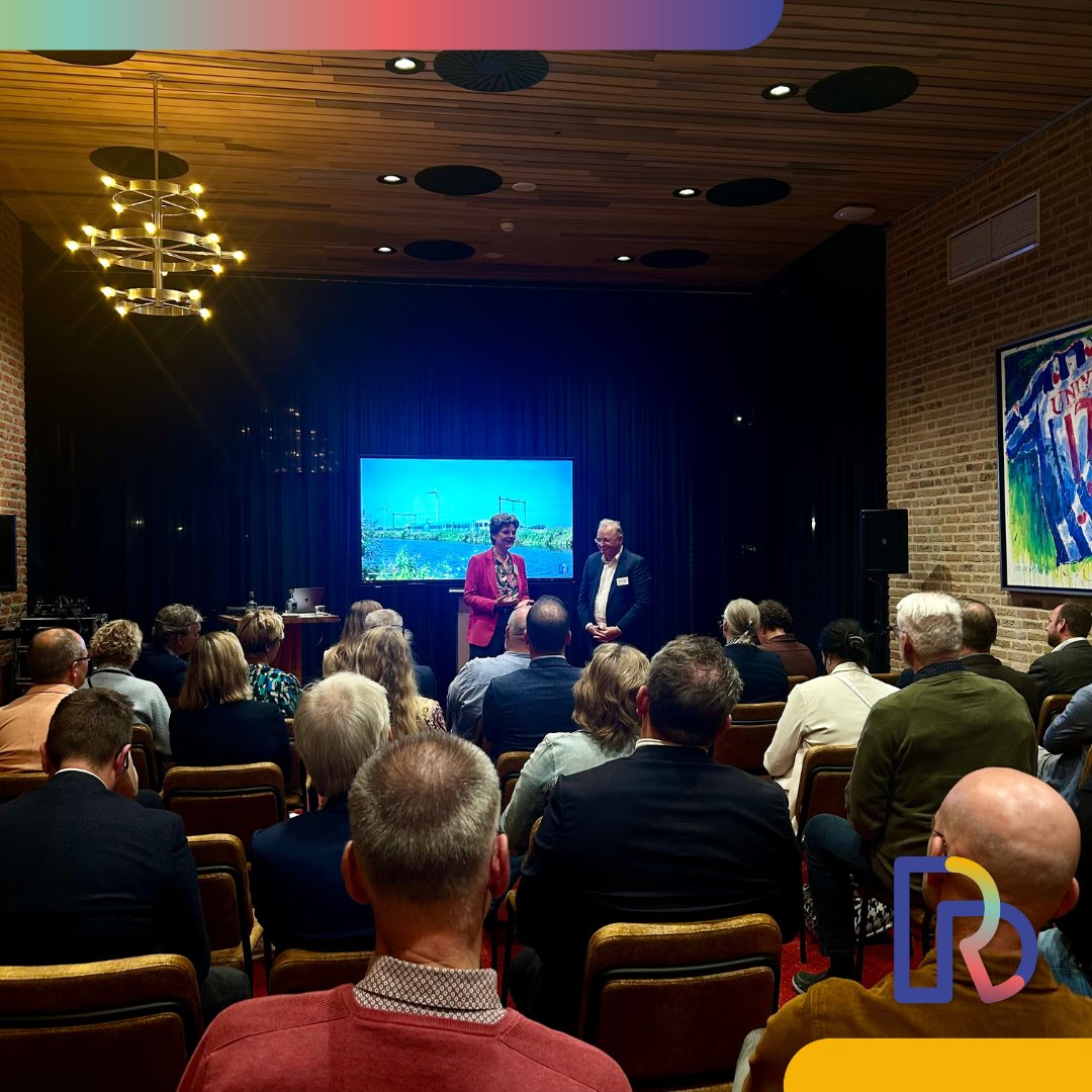 Woensdagavond 16 oktober werden ruim 60 Gemeenteraadsleden en Provinciale Statenleden van de betrokken gemeenten en provincies bijgepraat over Regio Deal Zuid- en Oost-Drenthe. Lees hier meer: regiodealzuidoostdrenthe.nl/raden-statenbi…