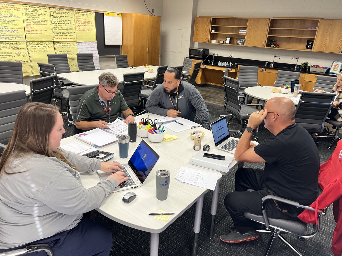 SCIS_CCISD's tweet image. Science PLC this morning. Teachers are discussing how they will bridge gaps for students and make learning accessible for ALL students. #winwin #synergize #CardinalCommunity ⁦@ClearCreekISD⁩