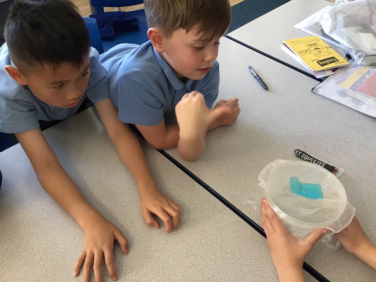 This afternoon, Class Two explored water in its 3 different states; ice, water and water vapour 🧊 💦 ♨️
We learned about, and observed, the processes of evaporation and condensation. We discussed ‘what do you notice?’ and used scientific vocabulary to explain our observations.