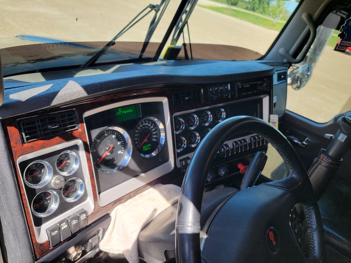 Shawridgefarm's tweet image. For sale. Heavy Spec 2020 Kenworth T800. 565 Cummins. Eaton 18 spd. 16/46 axles with 4.10 rears and full lockers. Wetline. Leather interior. Ultra clean with only 260k kms. Comes with fresh safety. Asking $180k. DM for more details. Rts appreciated.