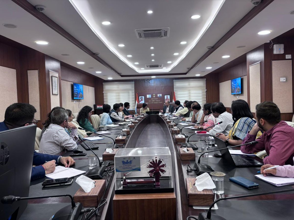 jaljeevan_'s tweet photo. Smt. Vini Mahajan, Secretary; and Shri Ashok K. K. Meena OSD, DDWS chaired a meeting to review the progress &amp; planning with @UNICEFIndia on 17.10.2024 at CGO Complex, New Delhi.

#WASH #HarGharJal #JalJeevanMission 
@CRPaatil @VSOMANNA_BJP @UNICEFIndia @swachhbharat https://t.co/0816yHmhqT