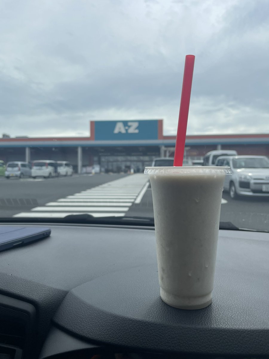 UTO0712's tweet photo. 久しぶりに飲みたくなったんで飲んでしまった🍌目の前で作ってくれるんだけど、ミキサーにまぁまぁな量余ってて、、
これってお兄さんが後から飲むのかな？それともLサイズにしといた方がサスティナブルだった？とか考えながら大人しく待ちました。
#ばななじゅーす
#AZかわなべ
#スーパームーン https://t.co/aUvGVKK1bL