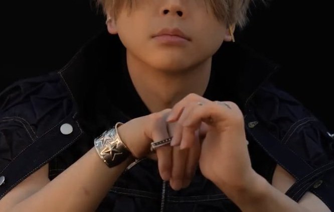 Natsuki_astral's tweet photo. 『俺に会いたかったでしょ？』「そんな事ない！」『そんな嘘つくの？』「うぬぼれてるんじゃないの？」いつもよりも明るくあなたの顔が見えるのは今日の月のせい。『ほら、お月様が見てるよ？』本当は会いたくて仕方なかった私の心を簡単に見抜く。こんな夜は少しだけ素直になりたかった。「ねぇ、」 https://t.co/InCZKIdnLy