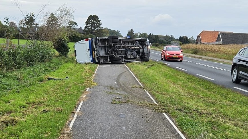 Busje belandt op zijkant na uitwijkmanoeuvre op N318