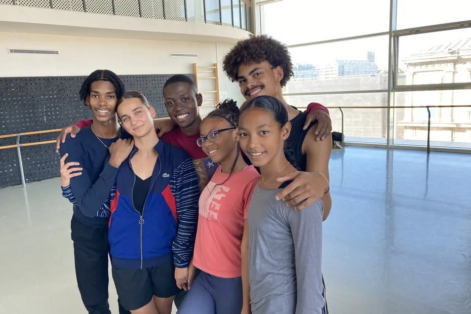 la1ere's tweet photo. 💃 Un coup de pouce pour six jeunes Guadeloupéens en immersion au Conservatoire de danse de Paris 

➡️ Au programme de cette semaine dans la prestigieuse institution : du classique et du contemporain.

📲💻 https://t.co/VYzpMe0hUm https://t.co/4SxNc08d9v