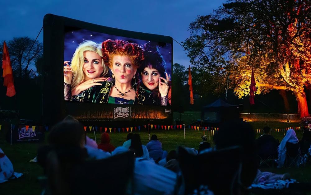 airscreen's tweet image. Spooky season is almost upon us. Time to get ready for the perfect Halloween evening with #airscreen. 🎃👻
Most sizes and models are in stock &amp;amp; ready to ship. Contact us today: info@airscreen.com or +492516090250

#halloween #outdoormovie #openaircinema #movienight #openairmovie