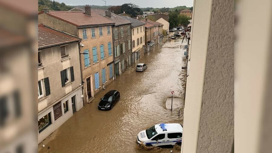 BFMLyon's tweet photo. 🔴 EN DIRECT
Le Rhône en vigilance rouge crue: plusieurs centaines de logements évacués à Brignais, la sirène d'alerte va être déclenchée
https://t.co/eomEhCB5Rx https://t.co/7X4aDEVRCN