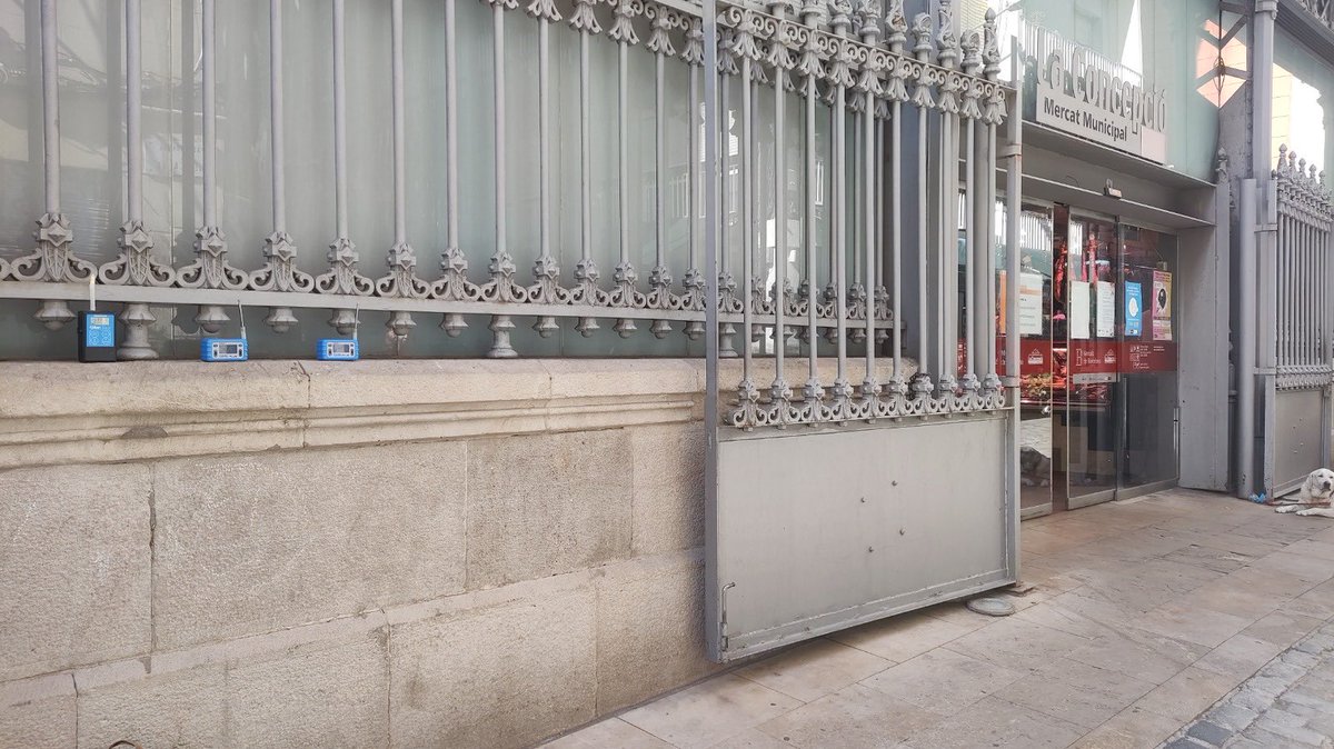 Ciemat_Fotoair's tweet photo. ¡Arrancamos! 🎉 Primer muestreo en el Mercado de la Concepció y la estación de metro de la Barceloneta, en Barcelona 🏙️. Estos muestreos se suman a los ya realizados en el Hospital de Barcelona como parte del proyecto europeo #KHEALTHinAIR 🌍💨 @KHEALTHinAIR_EU https://t.co/4ahGEVtvfW