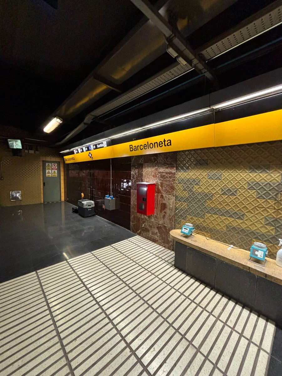 Ciemat_Fotoair's tweet photo. ¡Arrancamos! 🎉 Primer muestreo en el Mercado de la Concepció y la estación de metro de la Barceloneta, en Barcelona 🏙️. Estos muestreos se suman a los ya realizados en el Hospital de Barcelona como parte del proyecto europeo #KHEALTHinAIR 🌍💨 @KHEALTHinAIR_EU https://t.co/4ahGEVtvfW
