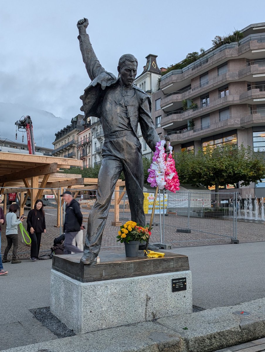blfiwbh's tweet photo. #fredditoursMontreux 
#peterfreestoneoff 
LONDONのGARDENLODGEからfreddieの気配が薄らいでしまい、悲しかったけど、😭
freddieはMontreuxで今でも尊厳が保たれ生き続けている気がして、とてもうれしかったです。🥰
その裏で、ピーターさんや
Freddie Celebration のメンバーの活躍が必須です👍👑 https://t.co/850ecHaoCX