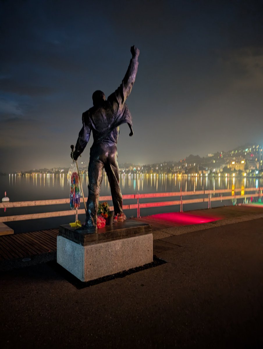 blfiwbh's tweet photo. #fredditoursMontreux 
#peterfreestoneoff 
LONDONのGARDENLODGEからfreddieの気配が薄らいでしまい、悲しかったけど、😭
freddieはMontreuxで今でも尊厳が保たれ生き続けている気がして、とてもうれしかったです。🥰
その裏で、ピーターさんや
Freddie Celebration のメンバーの活躍が必須です👍👑 https://t.co/850ecHaoCX