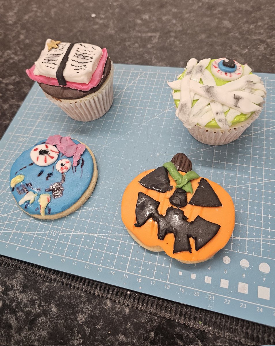 The kids decorated Halloween cupcakes and biscuits today 🎃