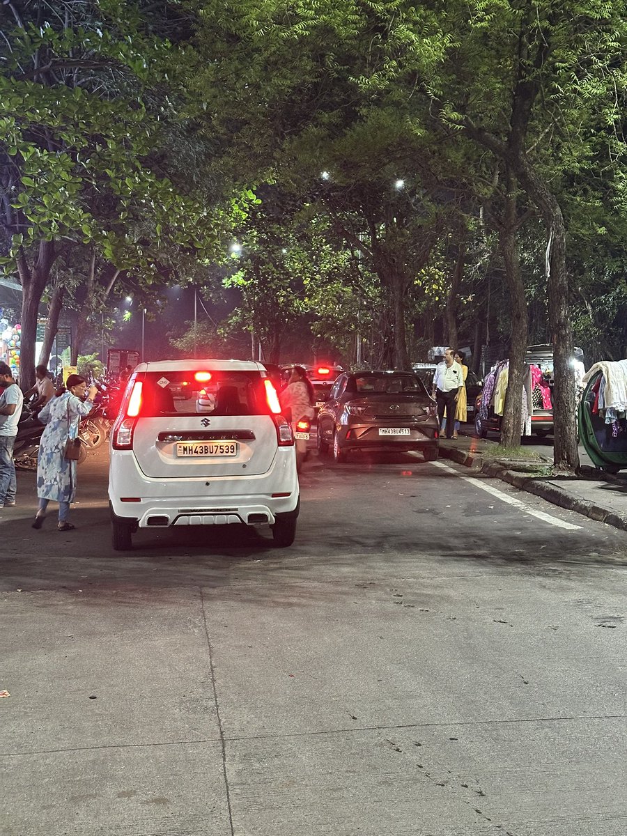 prasadramdas's tweet photo. Cars and two wheelers parked on both sides of the road. Only one lane left for traffic. https://t.co/xBd9ojmdc2