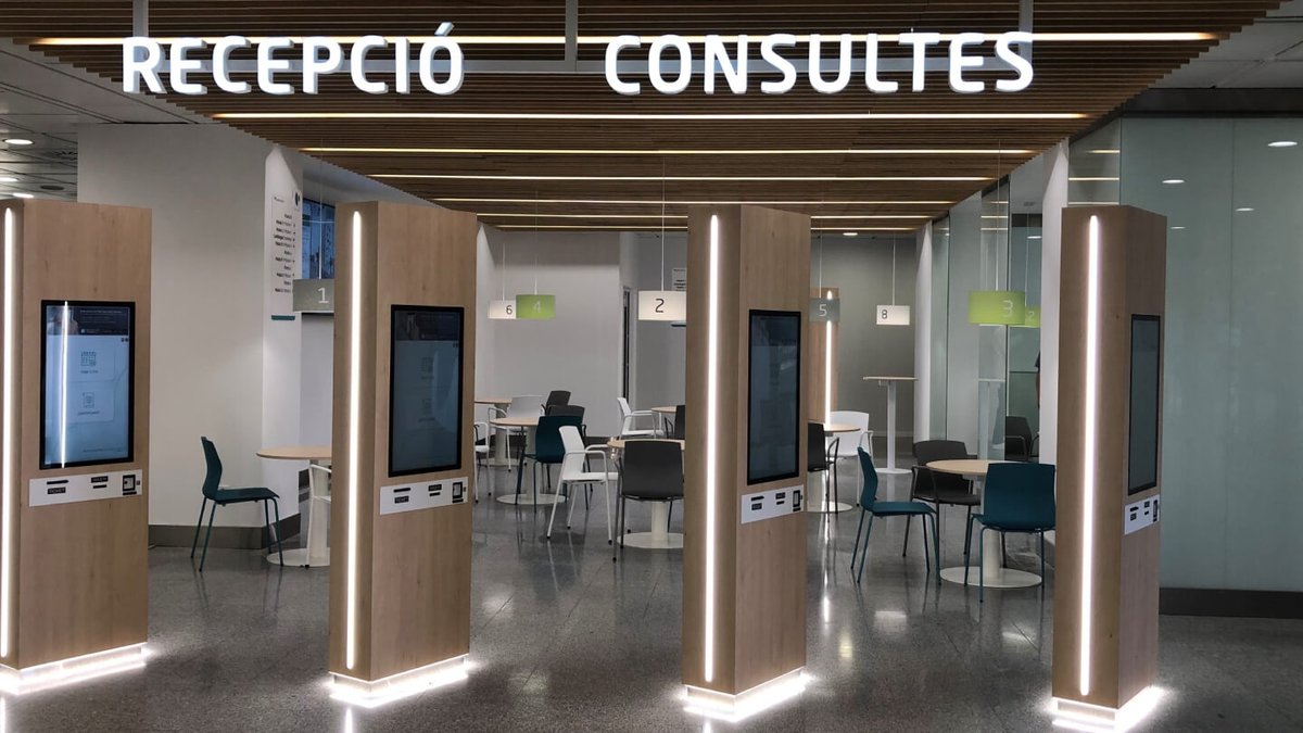 Hospital_HUGC's tweet photo. La nova recepció de pacients de l'hospital es basa en 4 elements principals:
· Punts d'acollida
· Àrea d'atenció personalitzada
· Gestors de salut
· Nova retolació
https://t.co/wVle2vBbyJ https://t.co/xCA3en8EOb