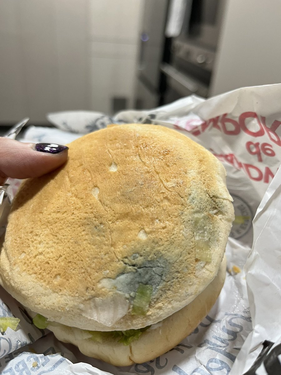 LucyMoreno's tweet photo. Así me llegó un domicilio de @kfccolombia uno pensaría que es comunicarían con uno …
Pero no. @invimacolombia @sicsuper @Supersalud https://t.co/LL7oOVCtyy