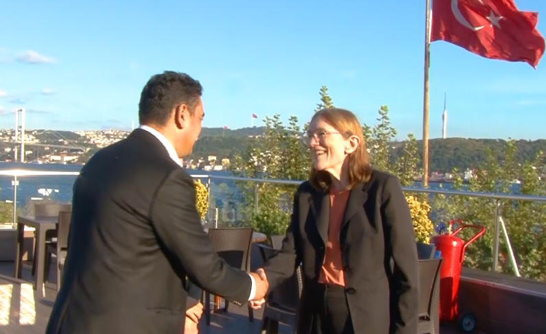 ABD'Lİ ÜNLÜ PROFESÖRDEN YAPAY ZEKA UYARISI
Prof. Barbara Oakley'e göre gelenseksel öğrenme ile kurulan nöron bağlantıları Yapay Zeka ile sekteye uğrayacak. Çünkü kolay ve zahmetsiz. Yapay zeka olmadan tek başınıza kaldığınızda iş işten çoktan geçmiş olabilir <a href="/Bahcesehir/">Bahçeşehir Uni (BAU)</a> perşembe