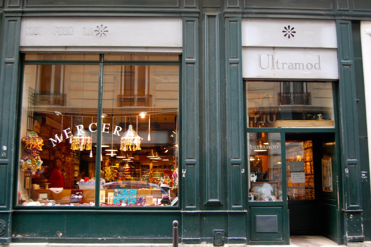 SPPEF's tweet photo. 📣 Au 4 rue de Choiseul, #Ultramod, la plus ancienne mercerie parisienne, a fermé, victime d'une opération immobilière. Une à une, ce sont les boutiques emblématiques de @Paris qui disparaissent 👇 https://t.co/pigiQ4RxJ2 https://t.co/TedXuxXuX6