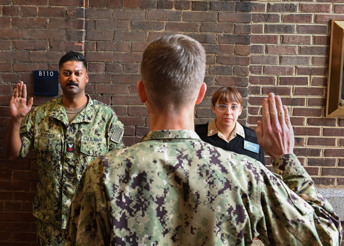 usnavyband's tweet photo. On October 16th, 2024, a Navy reenlistment ceremony was held for MU1 Jordyn Rueda and MU1 Rajesh Soodeen. It's a powerful reminder of the dedication and commitment of our service members.
#NavyBand #NavyPride #Reenlistment #HonorAndCommitment #Hooyah https://t.co/2LZTtpRkES