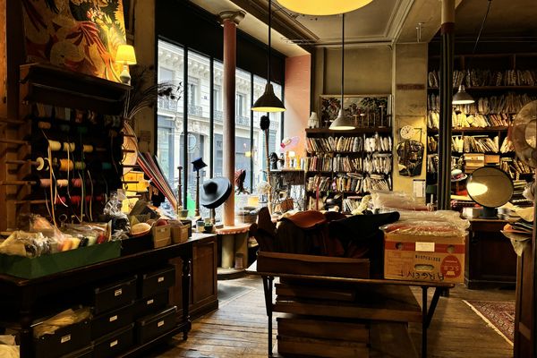 SPPEF's tweet photo. 📣 Au 4 rue de Choiseul, #Ultramod, la plus ancienne mercerie parisienne, a fermé, victime d'une opération immobilière. Une à une, ce sont les boutiques emblématiques de @Paris qui disparaissent 👇 https://t.co/pigiQ4RxJ2 https://t.co/TedXuxXuX6