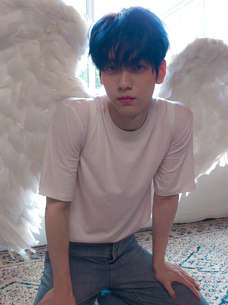 plus_moa_'s tweet photo. 날개 지인짜 큼 https://t.co/YqSIbZxLph