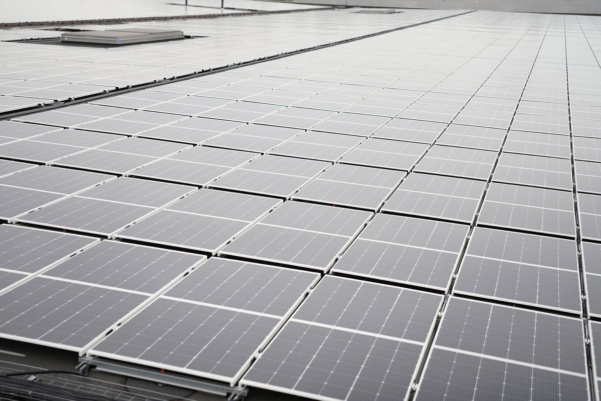 EngieBelgium's tweet photo. Vandaag huldigden @EngieBelgium, @SABIC_Europe &amp; Solarge in aanwezigheid van burgemeester Wim Dries de nieuwe zonne-installatie bij SABIC Genk in: lichtgewicht, 100% recyclebaar, van Limburgse makelij, en de grootste van zijn soort in de wereld! https://t.co/z1osMN0GPT https://t.co/cHd6SKD35R