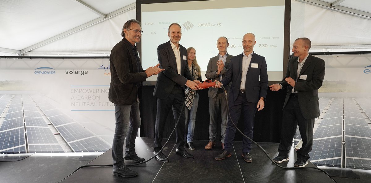 EngieBelgium's tweet photo. Vandaag huldigden @EngieBelgium, @SABIC_Europe &amp; Solarge in aanwezigheid van burgemeester Wim Dries de nieuwe zonne-installatie bij SABIC Genk in: lichtgewicht, 100% recyclebaar, van Limburgse makelij, en de grootste van zijn soort in de wereld! https://t.co/z1osMN0GPT https://t.co/cHd6SKD35R