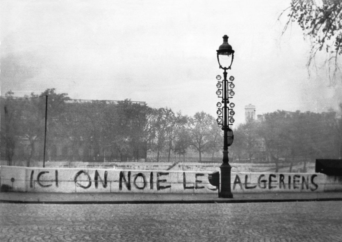 DZFOOTBALLDZ's tweet photo. En ce 17 octobre, nous nous devons de remplir notre devoir de mémoire en rendant hommages à nos martyrs. 

En effet, aujourd'hui marque le 63ème anniversaire de nos aïeux qui ont été froidement noyés dans la Seine en 1961. 

Ils étaient des hommes et des femmes courageux, qui ont bravé l’oppression pour défendre la dignité de notre peuple, réclamant justice et liberté.

Ces hommes et ces femmes, nos arrières grands parents, nos arrières grands oncles et tantes se sont dressés pour que triomphe notre peuple, pour que l’Algérie se tienne aujourd'hui, libre et fière. Leur combat est notre héritage, leur sacrifice, notre devoir de mémoire. 

En ce jour, nous leur rendons hommage avec la promesse de ne jamais oublier, et de continuer à porter haut les idéaux de justice pour lesquels ils ont donné leur vie. 
Ils ont périt pour que vive l'Algérie, de Tlemcen à Annaba,
d'Alger à In Guezzam, de Béchar à Touggourt. Ils sont morts pour l'Algérie, et aujourd'hui, l'Algérie vit grâce à eux. Allah yerhamhoum 🥀🇩🇿