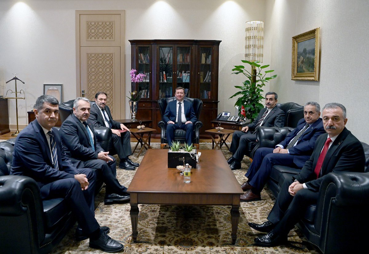 CUMHURBAŞKANLIĞI İDARİ İŞLER BAŞKANINI ZİYARET ETTİK

Türkiye Kamu-Sen Genel Başkanı Sayın Önder Kahveci Başkanlığında, Konfederasyonumuza bağlı sendikalarımızın Genel Başkanları ile birlikte Cumhurbaşkanlığı İdari İşler Başkanı Sayın Hakkı Susmaz'ı ziyaret ettik.