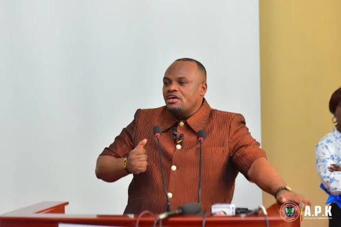 DBeledu's tweet photo. ⛔️‼️Urgent! #Kinshasa: le gouverneur  @daniel_bumba_01 sur un siège éjectable? Il est convoqué urgemment ce jeudi par la Conférence des présidents de l'Assemblée provinciale à16 heures. Déçus de sa gestion, les élus provinciaux veulent l’auditionner notamment sur les indices de mégestion de la ville. Ces élus n'excluent pas d'initier, dans les prochains jours, une motion de déchéance. @EdmondIzuba1 @GouvernoratK 

@simeonisako13