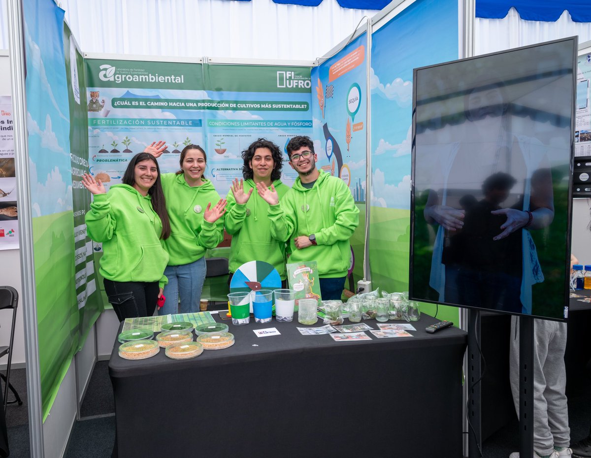 Ayer estuvimos en la #FIUFRO2024 con el Stand “A la aventura: Desde la Ciencia a la Sustentabilidad”. Compartimos temas que abordamos en el Grupo de Sustentabilidad Agroambiental y la iniciativa “Estudiante en Terreno: Micropropagación in vitro de Copihue y Educación Ambiental.