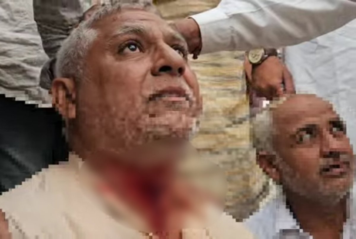 किसान का गला रेत कर आत्महत्या का प्रयास, नेता शपथ ग्रहण में खासमखास!

शामली जिले की शुगर मिल में स्थानीय किसान अपने बकाया गन्ना भुगतान को लेकर पिछले कई हफ्तों से मिल पर आंदोलनरत हैं। किसानों के इस धरने में आज शाम एक किसान ने ब्लेड से अपना गला रेत कर आत्महत्या की कोशिश की। धरना
