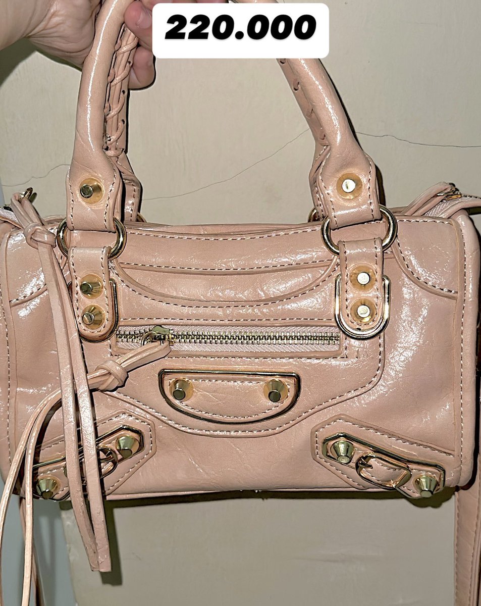 yourbbyjmn's tweet photo. WTS//Want To Sale

🎀TAS WANITA PESTA SLING SHOULDER🎀

📓preloved but like new, 98% masih bagus hanya beberapa tas sudah tidak ada box dan dustbag
‼️NOT ORI BUT 1:1
📓detail dan condi boleh dm yaww
📓bisa co via oren with admin 6%

tags : wts wtb tas tory prada balen burberry https://t.co/cc8qk3hJoC