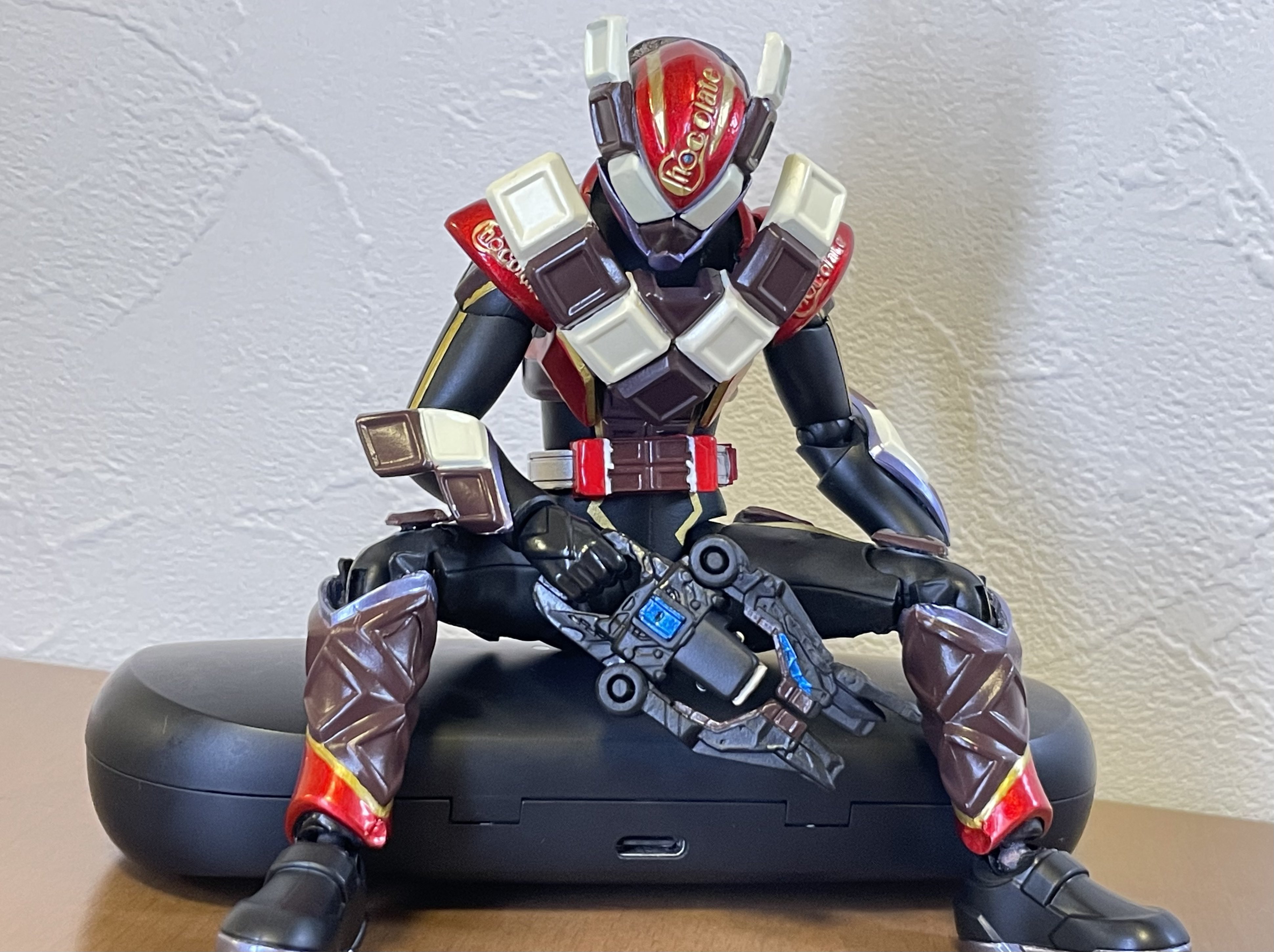 仮面ライダーヴァレン　フィギュアーツ S.H.Figuarts 仮面ライダーヴァレン チョコドンフォーム | 魂ウェブ